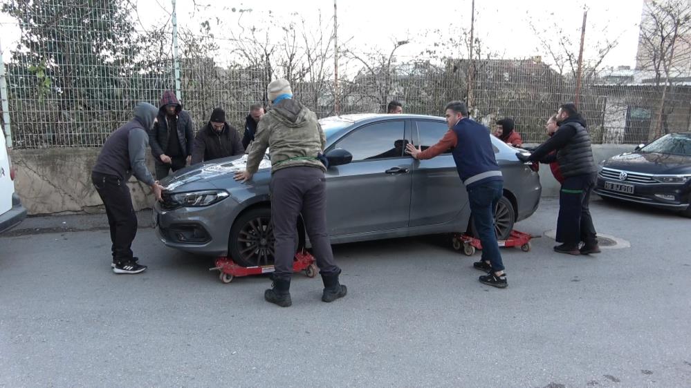 Bursada pazar alanına yapılan hatalı park edilen araçlara kaydıraklı