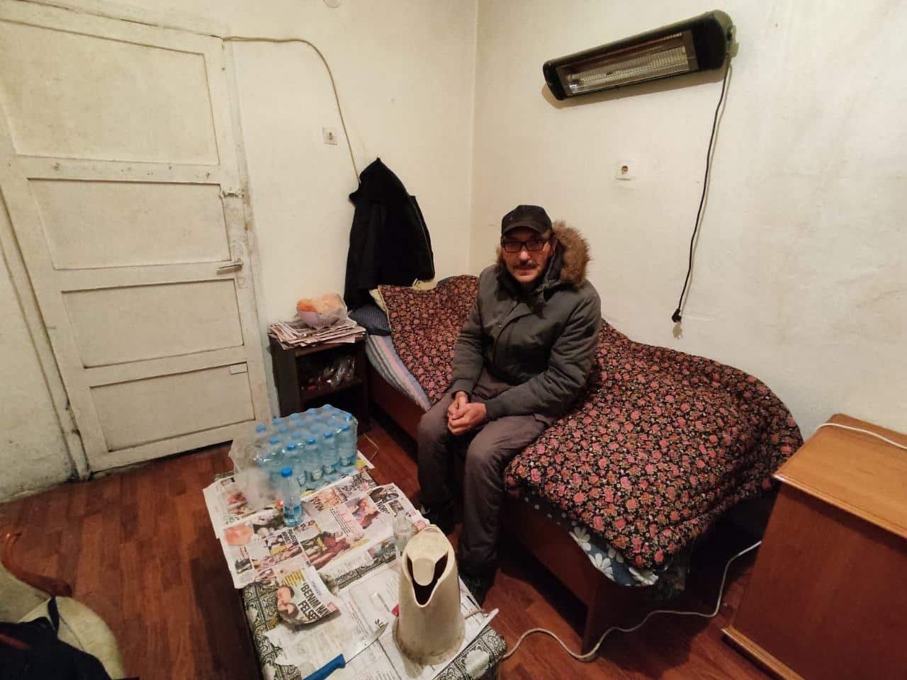 Nafaka borcunu ödeyemediği için adam 14 yıldır kömürlükte yaşıyor