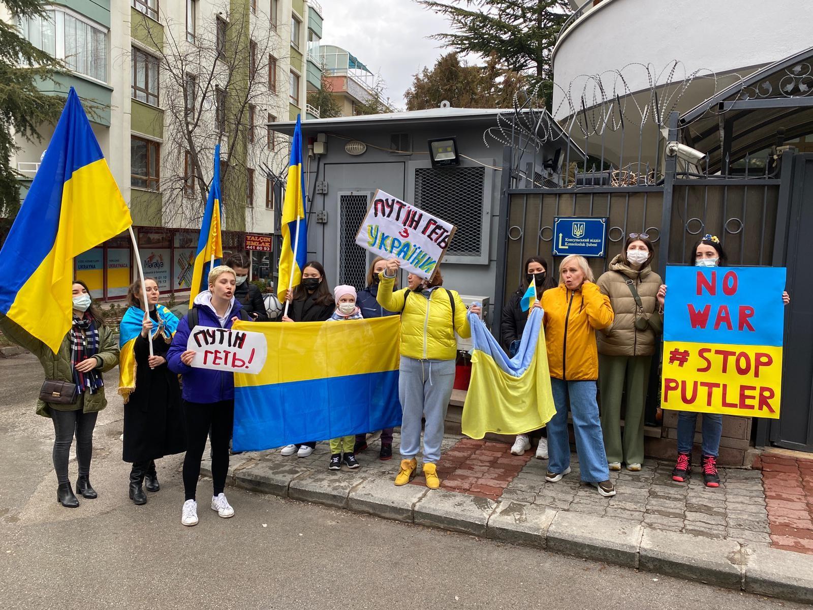 Türkiye’de yaşayan Ukraynalı vatandaşlardan Rusya’ya protesto