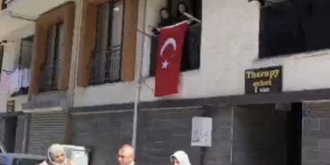 Bursa’daki patlamada şehit olan ceza infaz memurunun evine Türk bayrağı asıldı
