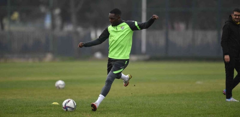 Bursaspor Kulübü kadro dışı bıraktığı Thievy Bifouma’yı affetti