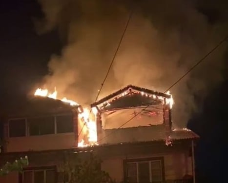 Bolu’da 3 katlı apartmanın çatı katı alev alev yandı