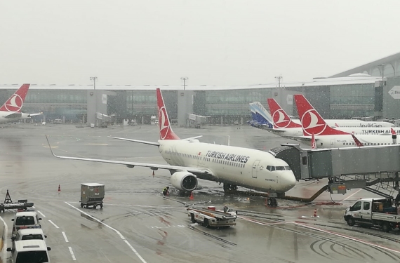 İSTANBUL HAVALİMANINDA KAR YAĞIŞI ETKİLİ OLDU