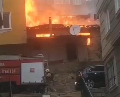 Bursa’da ev yangını! Panik anları kamerada