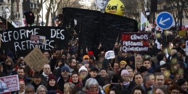FRANSA'DA TARTIŞMALI EMEKLİLİK REFORMU PROTESTOSU: BİNLERCE İŞÇİ GREVE GİTTİ ÜLKE GENELİNDE YAKLAŞIK 200 ŞEHİR VE KASABADA HALK SOKAĞA İNDİ