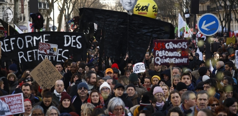 Emeklilik reformu protestosu: Fransa’da binlerce kişi sokağa döküldü!