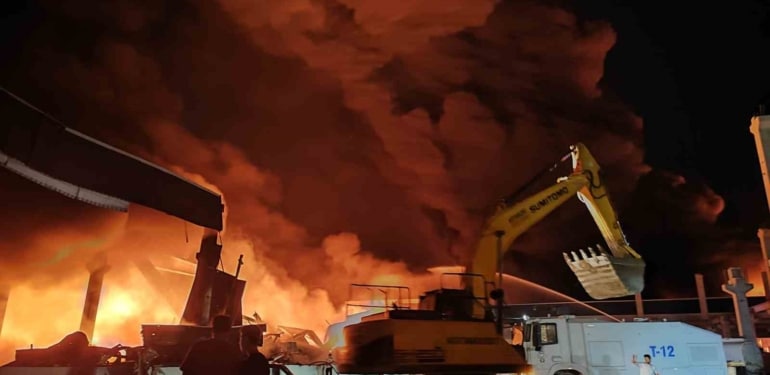 Adana’da motosiklet fabrikasında yangın: Çok sayıda ekip müdahale ediyor!