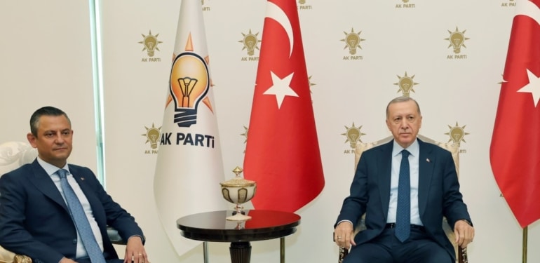 Erdoğan iade-i ziyaret gerçekleştirecek: CHP lideri Özel ile görüşmenin yansımaları!